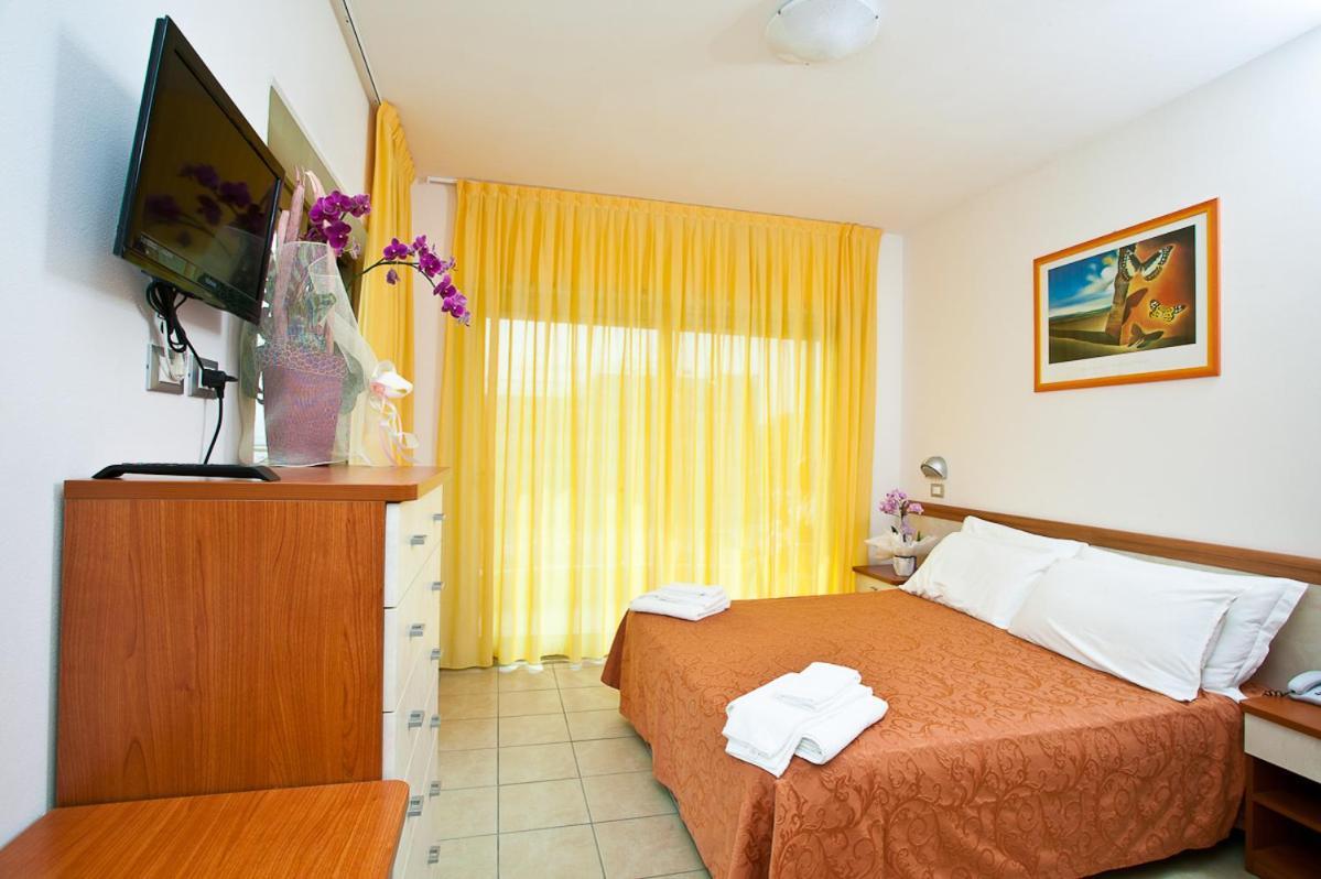 Hotel Adria Beach Club Cesenatico Exterior photo